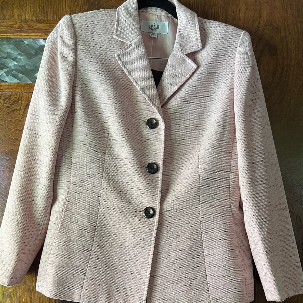 Like new Women’s LeSuit 2 pc Suit. Lt pink blazer/brown pants. Size 10P
